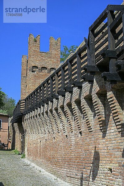 Wehrgang auf der Stadtmauer  Gradara  Provinz Pesaro und Urbino  Italien  Europa