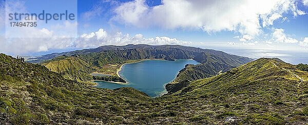 Blick vom Gipfel des Pico Barrosa zum Kratersee Lagoa do Fogo  Insel Sao Miguel  Azoren  Portugal  Europa