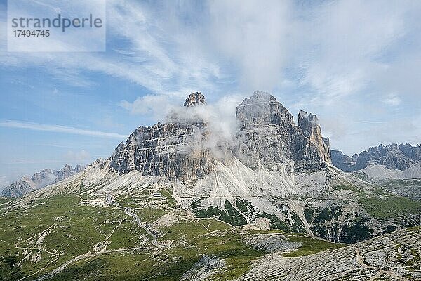 Wolkenverhangene felsige Berggipfel  Gebirgsstock Drei Zinnen und Auronzo Hütte  Sextener Dolomiten  Südtirol  Italien  Europa