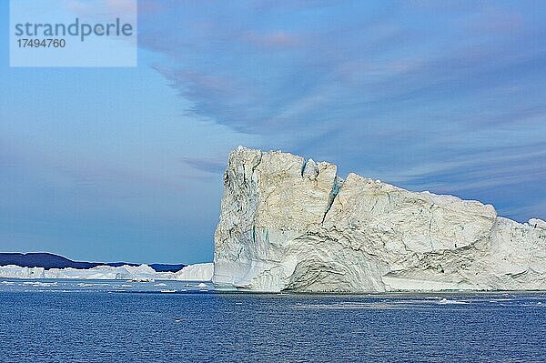Riesige Eisberge im Juli  blaue Stunde  Disko Bucht  Ilulissat  Arktis Westgrönland  Arktis  Dänemark  Europa