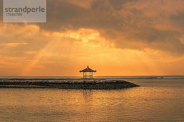 Strand mit Tempel im Wasser bei Sonnenaufgang  Sanur  Bali  Indonesien  Asien