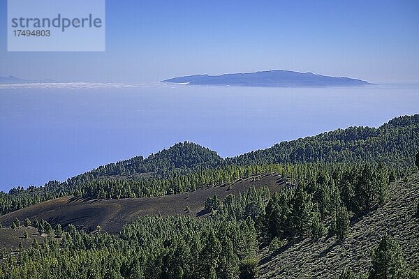 Blick vom Vulkan Birigoyo nach La Gomera  El Paso  La Palma  Spanien  Europa