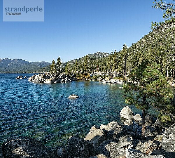 Bucht am See Lake Tahoe mit runden Steinen im Wasser  Sand Harbor Beach  im Herbst  Sand Harbor State Park  Ufer  Kalifornien  USA  Nordamerika