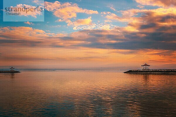 Strand mit tempel im Wasser und spiegelung bei Sonnenaufgang  Sanur Bali  Indonesien  Asien