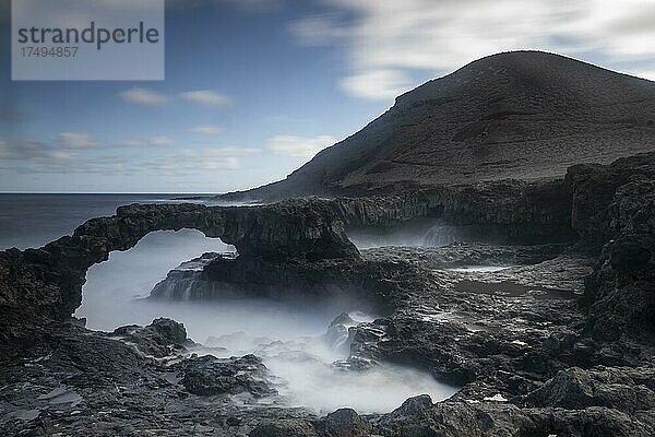 Steinbogen an der Küste bei Charco Manso  El Hierro  Kanarische Inseln  Spanien  Europa