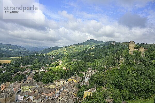 Blick vom Uhrturm auf die Rocca Veneziani und die Stadt  Brisighella  Provinz Ravenna  Italien  Europa