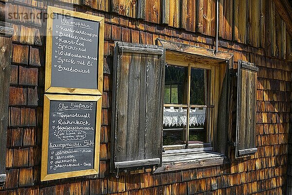 Fenster und Speisekarte bei der Tonimörtlhütte  Weißpriach  Salzburg  Österreich  Europa