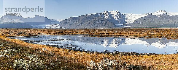 Spiegelung in einem See  Blick auf Gletscherzungen und Berge  Gletscherzungen am Vatnajökull Gletscher  Berg Kristínartindar  Vatnajökull-Nationalpark  Austurland  Island  Europa