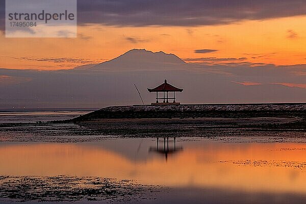 Strand mit tempel im Wasser und spiegelung bei Sonnenaufgang  sanur  Bali  Indonesien  Asien