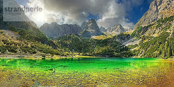 Türkisfabener Seebensee und den Berggipfeln des Drachenkopfes  Seebensee  Ehrwalder Alm  Ehrwald  Mieminger Gebirge  Tirol  Österreich  Europa