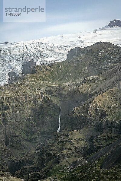 Berglandschaft mit Schlucht  hinten Gletscher Mýrdalsjökulls  Sudurland  Island  Europa