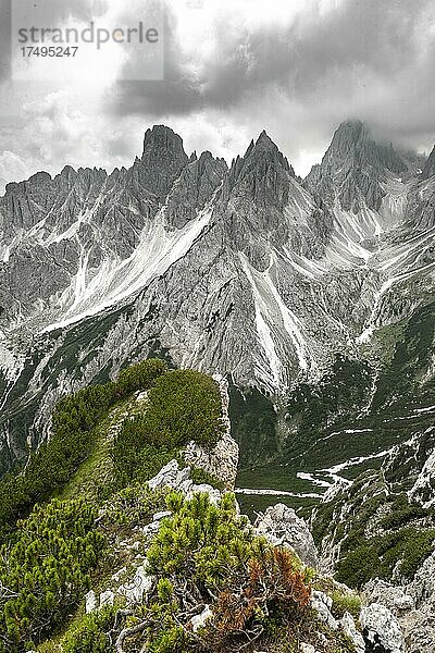 Berggipfel und spitze Felsen  dramatischer Wolkenhimmel  Cimon di Croda Liscia und Cadini-Gruppe  Auronzo di Cadore  Belluno  Italien  Europa