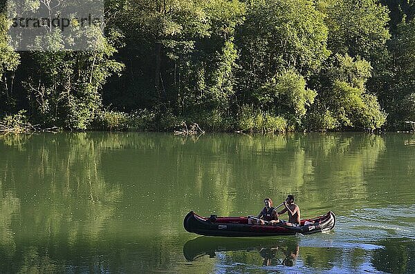Mann und Frau im Kanu auf grünem Wasser der Isar  München  Bayern  Deutschland  Europa