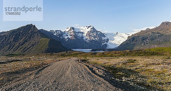 Schotterstraße  Vatnajökull Gletscher  hinten Berge und weite Landschaft  Ringstraße  Island  Europa