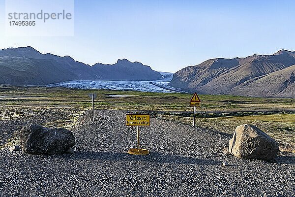 Gesperrte Schotterstraße  Vatnajökull Gletscher  hinten Berge und weite Landschaft  Ringstraße  Island  Europa
