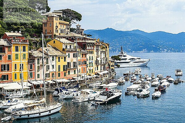 Boote ankern im Hafen von Portofino  dahinter pastellfarbene Häuserfassaden  Portofino  Ligurien  Italien  Europa