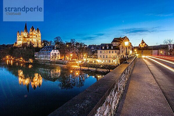 Limburger Dom St. Georg oder Georgsdom über dem Fluss Lahn  Morgenlicht  Wasserspiegelung  Limburg an der Lahn  Hessen  Deutschland  Europa