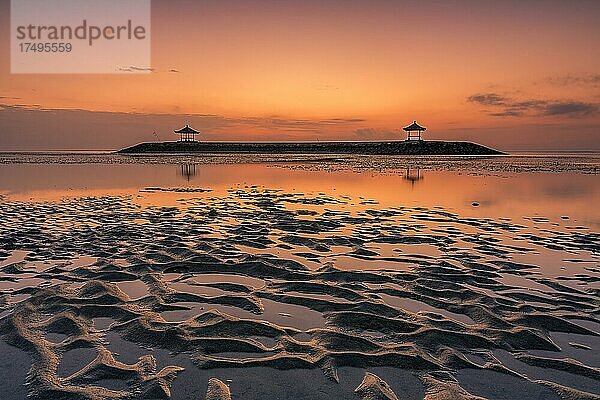 Strand mit tempel im Wasser und Langzeitbelichtung bei Sonnenaufgang  Sanur  Bali  Indonesien  Asien