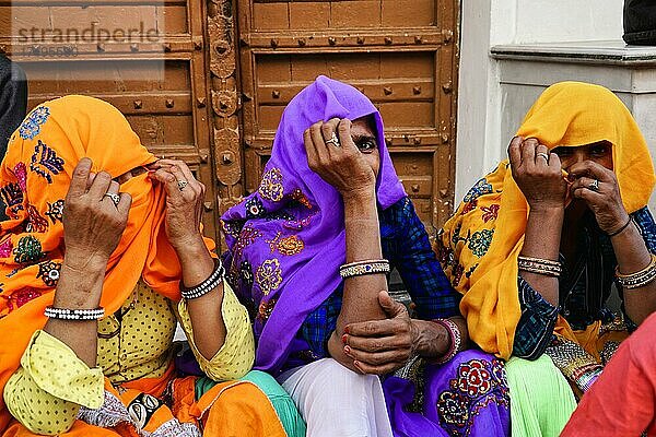 Wartende indische Frauen  Altstadt  Jaipur  Rajasthan  Indien  Asien