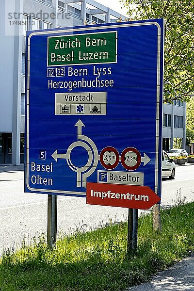 Verkehrsschild mit temporärem Hinweis zum Corona Impfzentrum  Baseltor  Stadt Solothurn  Kanton Solothurn  Schweiz  Europa