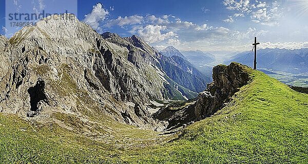 Gipfelkreuz der Wankspitze mit Blick ins Inntal und den Mieminger Gebirge  Obsteig  Mieminger Gebirge  Tirol  Österreich  Europa