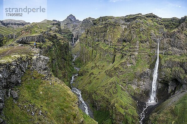 Berglandschaft mit Schlucht  Wasserfall Hangandifoss im Múlagljúfur Canyon  Sudurland  Island  Europa