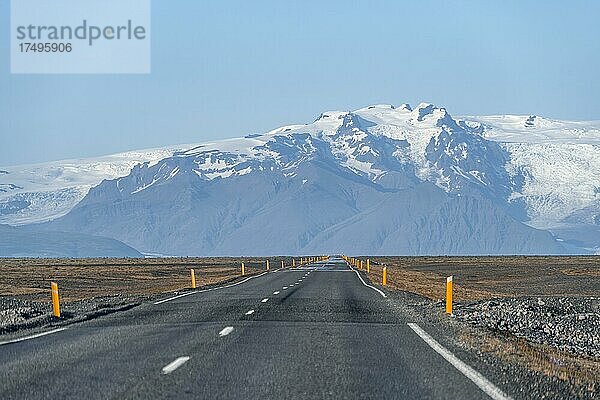 Landstraße  hinten riesiger Vatnajökull Gletscher  Ringstraße  Island  Europa