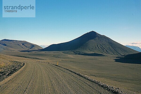 Rauhe  steinige Straße  weite karge Hochlandlandschaft  Halbwüste  Ostisland  Mödrudalur  Island  Europa