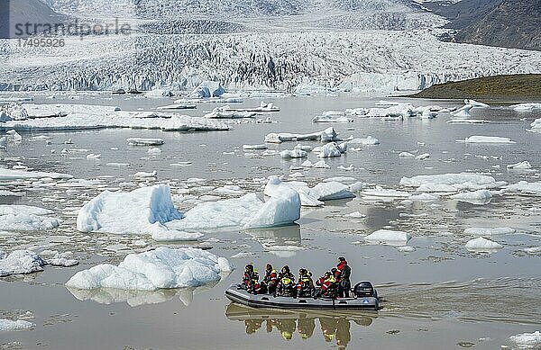 Ausflugsboot auf der Eislagune Fjallsárlón  Eisschollen  Hornafjörður  Island  Europa