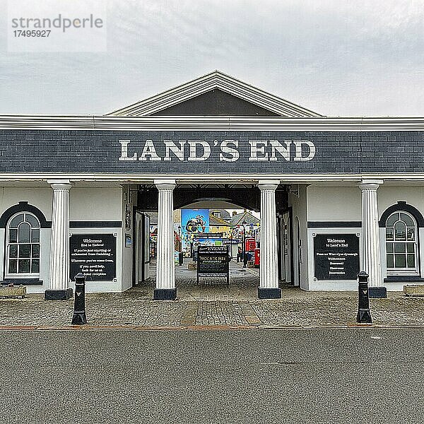 Eingang zum Vergnügungspark mit Schriftzug Lands End  Penzance  Halbinsel Penwith  Cornwall  England  Großbritannien  Europa