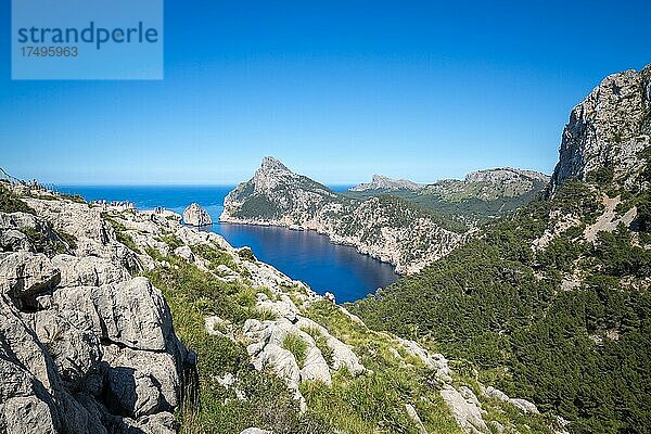Panoramablick von Aussichtspunkt Punta Nau auf felsige Steilküste und Mittelmeer  Halbinsel Formentor  Mallorca  Spanien  Europa
