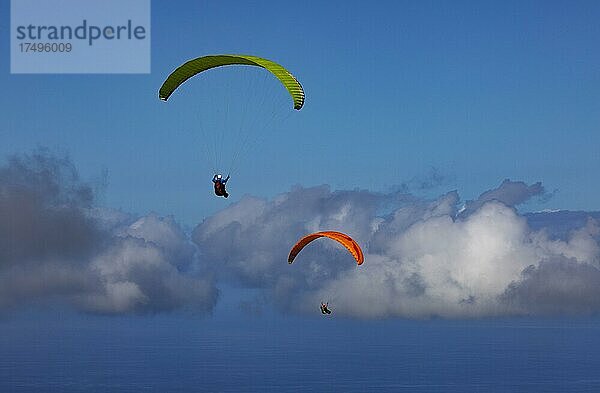Paragleiter mit dramatischem Wolkenhimmel nach dem Start vom Pico Barrosa  Insel Sao Miguel  Azoren  Portugal  Europa