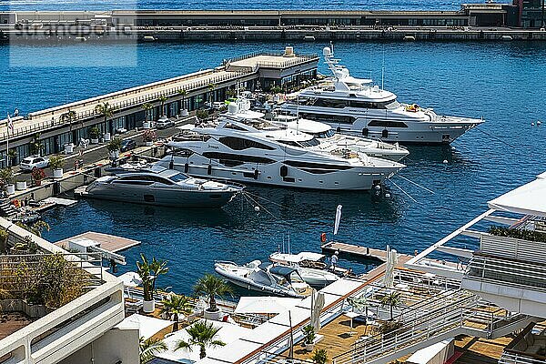 Luxus Yachten ankern im Hafen von Monte-Carlo  Monte-Carlo  Provence-Alpes-Cote dAzur  Südfrankreich