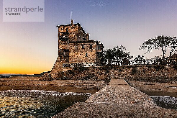 Wehrturm in Ouranoupoli  sonnenuntergang  mit blick über eine Anlegestelle  Athos  Chalkidiki  Griechenland  Europa