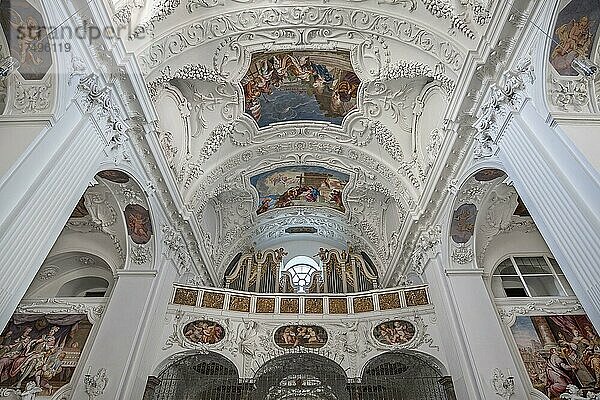 Innenansicht mit Orgelempore und Deckenfresken  Basilika St. Quirin  Kloster  Schloss Tegernsee  Oberbayern  Bayern  Deutschland  Europa