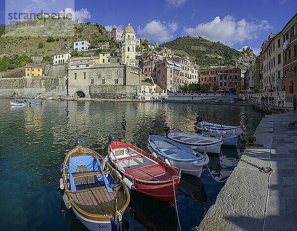 Fischerboote im Hafen  Vernazza  Provinz La Spezia  Italien  Europa