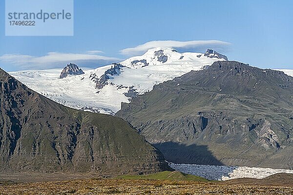 Blick auf Gletscherzungen und Berge  Gletscherzungen am Vatnajökull Gletscher  Berg Kristínartindar  Vatnajökull-Nationalpark  Austurland  Island  Europa