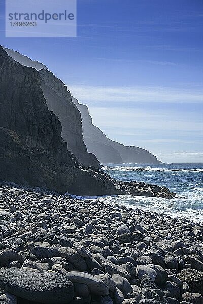 Der von Felsen eingerahmte Strand an der Playa del Trigo  Alojera  La Gomera  Spanien  Europa