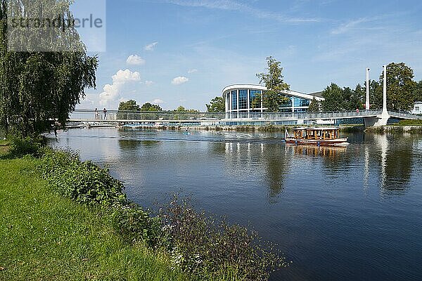 Ausflugsboot auf der Moldau  Vltava  Schwimmstadion und Sauna  Plavecký stadion  ?eské Bud?jovice  Budweis  Böhmisch-Budweis  Böhmisch-Budwitz  Jiho?eský kraj  Südböhmen  Böhmen  Tschechien  Europa