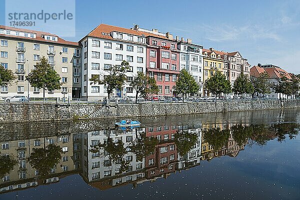 Stadtansicht  Boot auf Fluss Maltsch  Mal?e  historische Altstadt  ?eské Bud?jovice  Budweis  Böhmisch-Budweis  Böhmisch-Budwitz  Jiho?eský kraj  Südböhmen  Böhmen  Tschechien  Europa