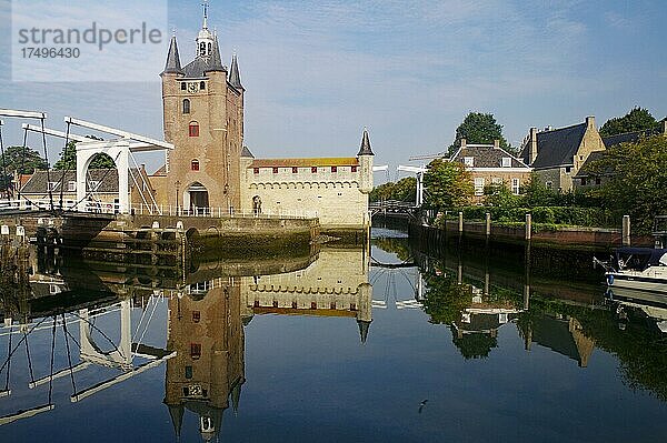 Stadtmauer  Stadttor und alte Brücke sich im Wasser  kleiner Kanal  Zieriksee  Südholland  Niederlande  Europa