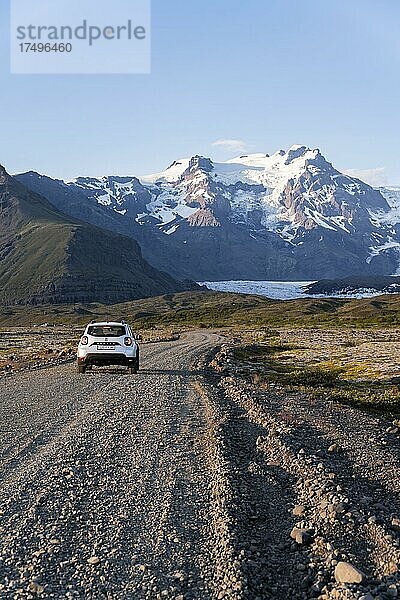 Auto auf Schotterstraße  Vatnajökull Gletscher  hinten Berge und weite Landschaft  Ringstraße  Island  Europa