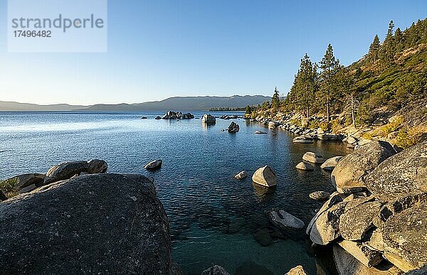 Runde Steine im Wasser  Ufer am See Lake Tahoe im Abendlicht  Sand Harbor Beach  Sand Harbor State Park  Kalifornien  USA  Nordamerika