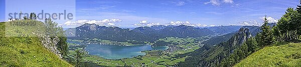 Blick auf den Wolfgangsee mit Ort St. Wolfgang und Schafberg  Wanderung zur Bleckwand  Strobl  Salzburg  Österreich  Europa