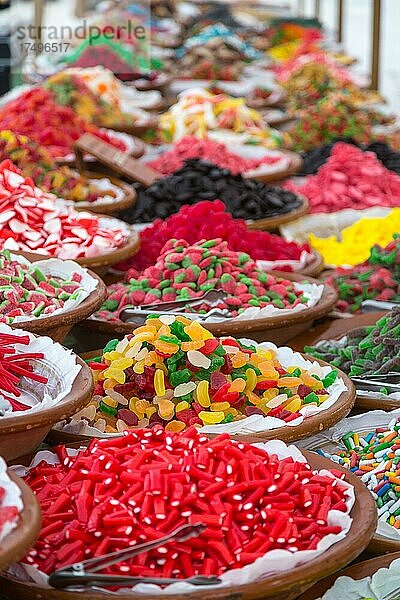 Bunte Süßigkeiten an Marktstand  historischer Wochenmarkt  Sineu  Mallorca  Spanien  Europa