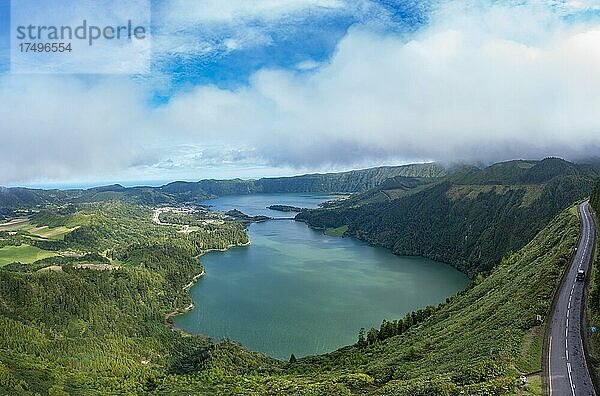 Drohnenaufnahme  Lagoa Azul und Lagoa Verde mit der Ortschaft Sete Cidades  Insel Sao Miguel  Azoren  Portugal  Europa