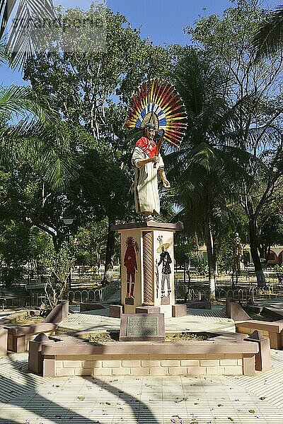 Denkmal für Chiripieru  el Machetero Mojeño  San Ignacio de Moxos  Departement Beni  Bolivien  Südamerika
