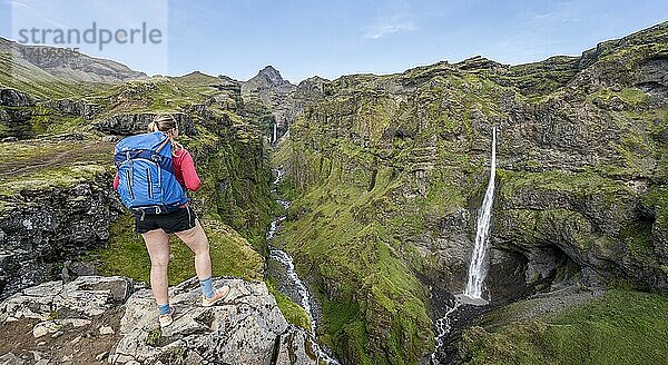 Wanderin vor Berglandschaft mit Schlucht  Wasserfall Hangandifoss im Múlagljúfur Canyon  Sudurland  Island  Europa