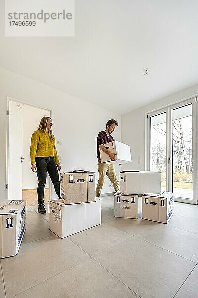 Junges Paar zieht in eine leere Wohnung ein  Wohnungsumzug  Deutschland  Europa