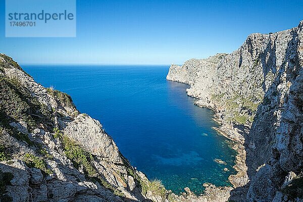 Panoramablick von Aussichtspunkt Punta Nau auf felsige Steilküste und Mittelmeer  Halbinsel Formentor  Mallorca  Spanien  Europa